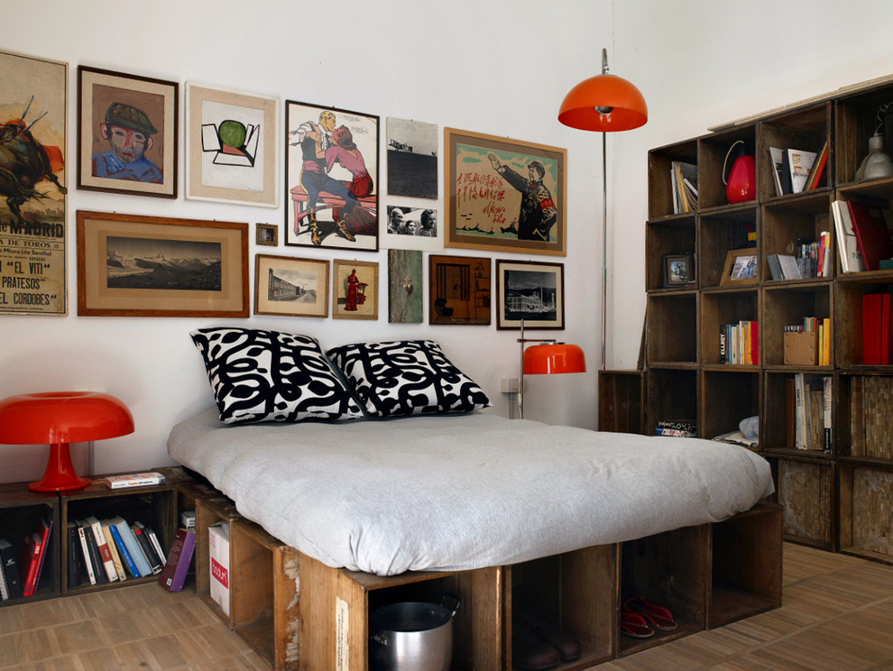 Свежая идея для дизайна: хозяйская спальня в стиле лофт с белыми стенами и паркетным полом среднего тона - отличное фото интерьера