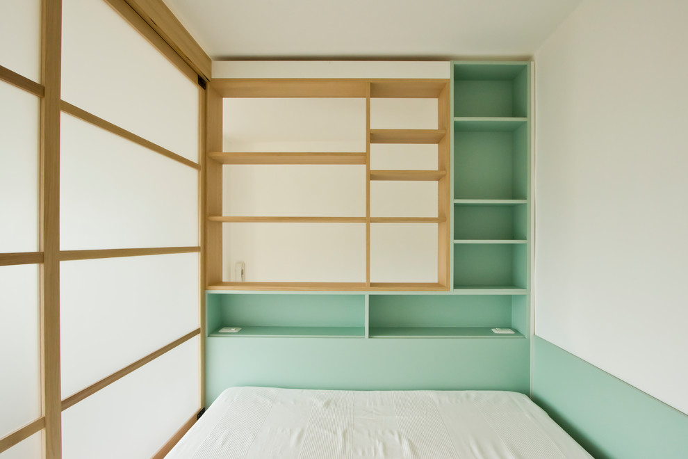 Idee per una piccola camera da letto stile loft nordica con parquet chiaro e pavimento marrone