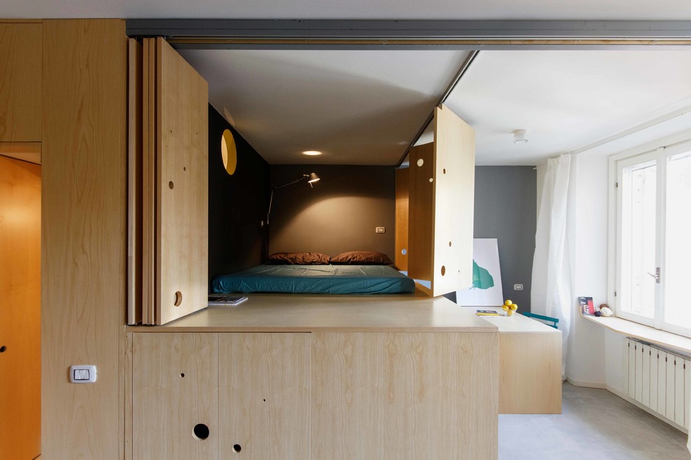 На фото: маленькая хозяйская спальня в современном стиле с черными стенами, светлым паркетным полом и бежевым полом для на участке и в саду с