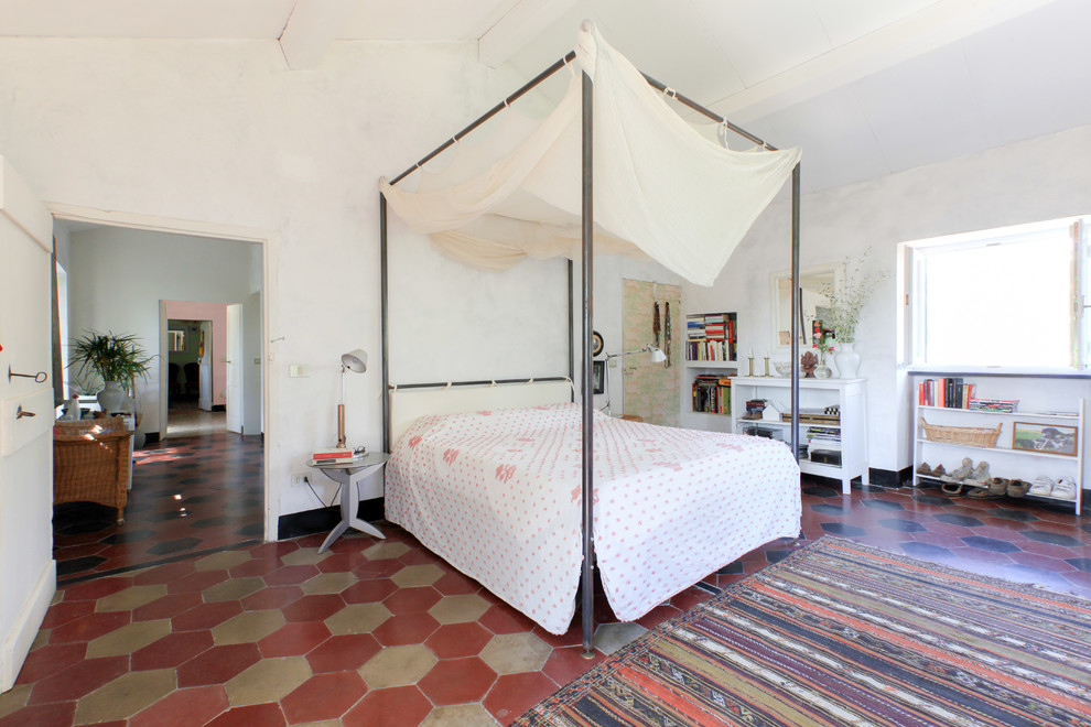 Modelo de dormitorio principal mediterráneo con paredes blancas, suelo de cemento y suelo multicolor