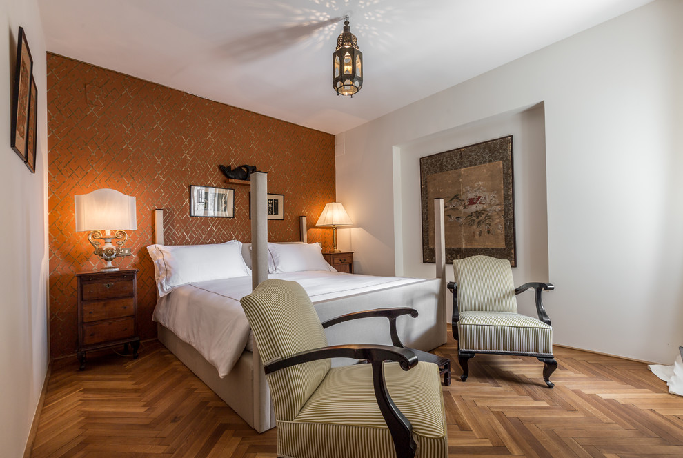 Idée de décoration pour une grande chambre tradition avec un mur blanc et un sol en bois brun.