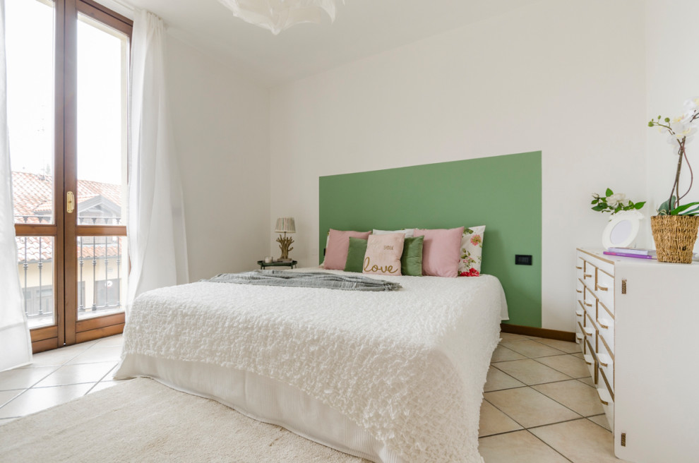 На фото: спальня среднего размера в средиземноморском стиле с белыми стенами и бежевым полом с