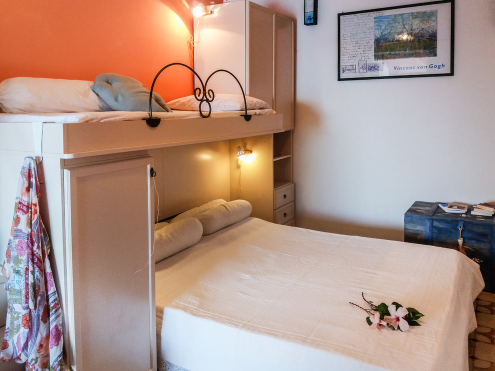 他の地域にある小さな地中海スタイルのおしゃれな客用寝室 (マルチカラーの壁、セラミックタイルの床、マルチカラーの床) のレイアウト