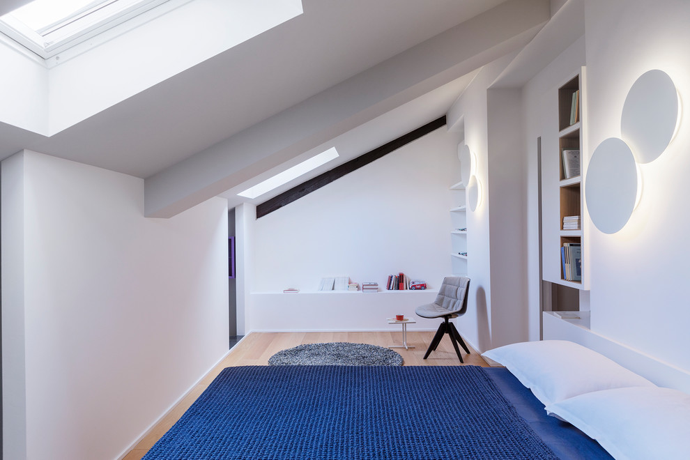 Diseño de dormitorio tipo loft contemporáneo de tamaño medio con paredes grises y suelo de madera en tonos medios