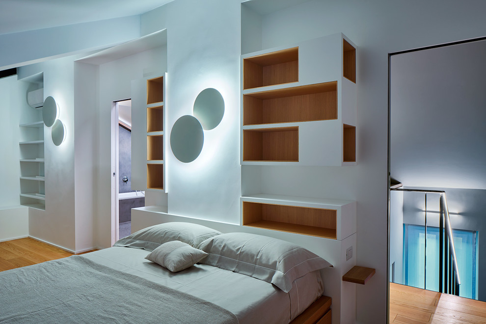 Idee per una camera da letto stile loft design di medie dimensioni con pareti grigie e parquet chiaro