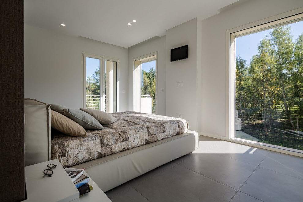 Foto di una camera da letto minimal con pavimento grigio