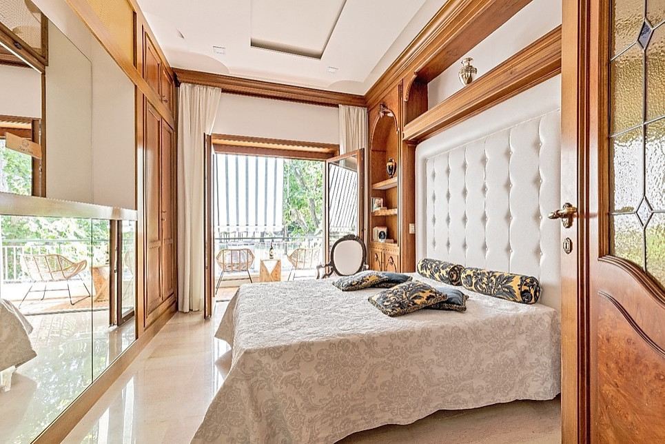 На фото: большая хозяйская спальня в классическом стиле с белыми стенами, мраморным полом и бежевым полом