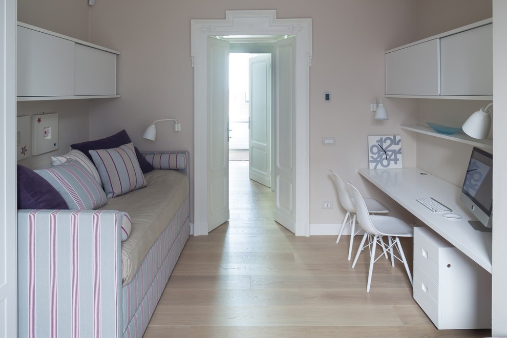 Foto di una camera da letto moderna di medie dimensioni con pareti beige, parquet chiaro e pavimento beige