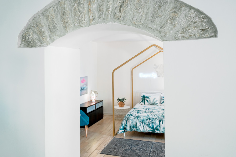 Immagine di una grande camera matrimoniale contemporanea con pareti bianche e pavimento in gres porcellanato