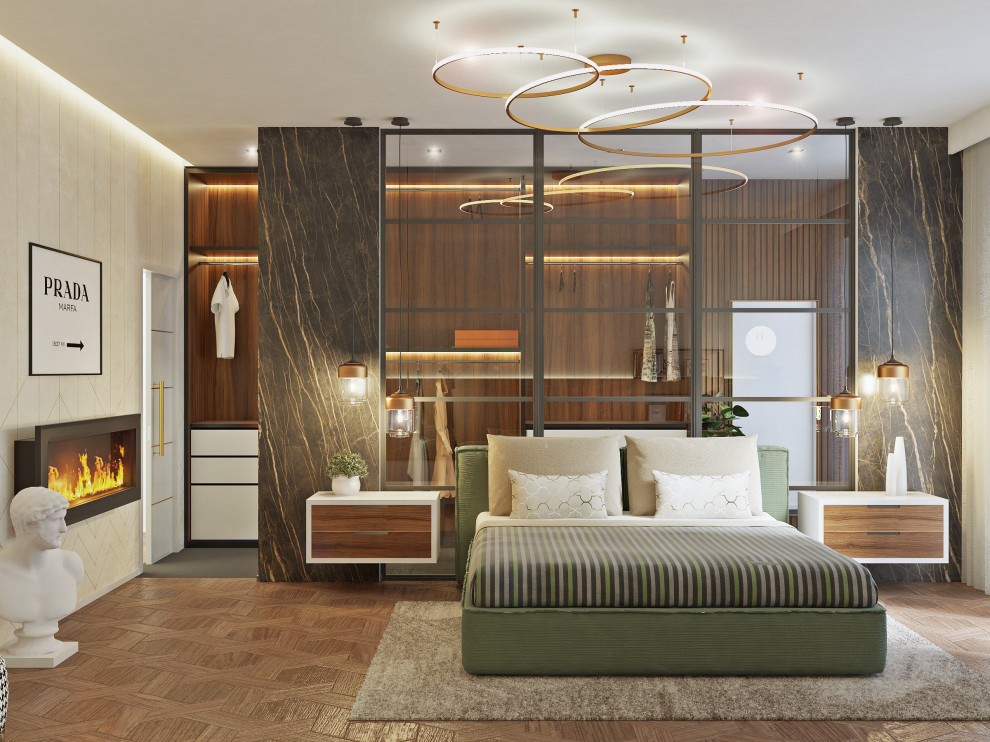 Diseño de dormitorio principal moderno grande con paredes beige, suelo de madera clara, chimeneas suspendidas, marco de chimenea de metal y suelo marrón