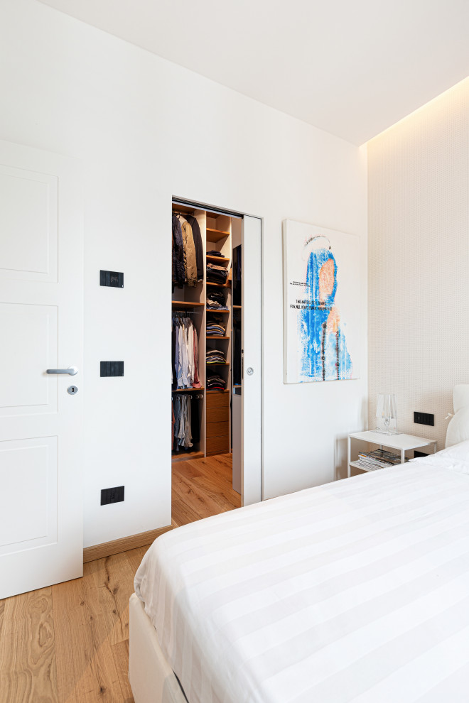 На фото: хозяйская спальня среднего размера в скандинавском стиле с белыми стенами, светлым паркетным полом, многоуровневым потолком и обоями на стенах