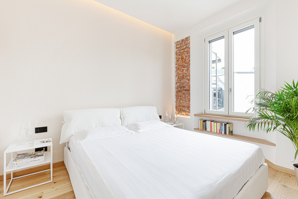 Diseño de dormitorio principal escandinavo de tamaño medio con paredes blancas, suelo de madera clara y suelo beige