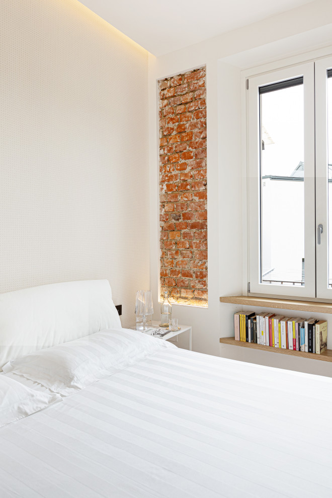 Modelo de dormitorio principal escandinavo de tamaño medio con paredes blancas, suelo de madera clara, bandeja y papel pintado