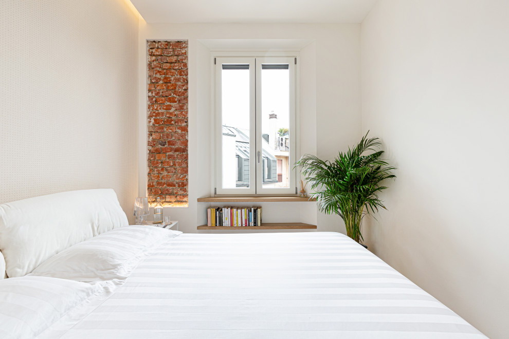 Ejemplo de dormitorio principal escandinavo de tamaño medio con paredes blancas, suelo de madera clara, bandeja y papel pintado