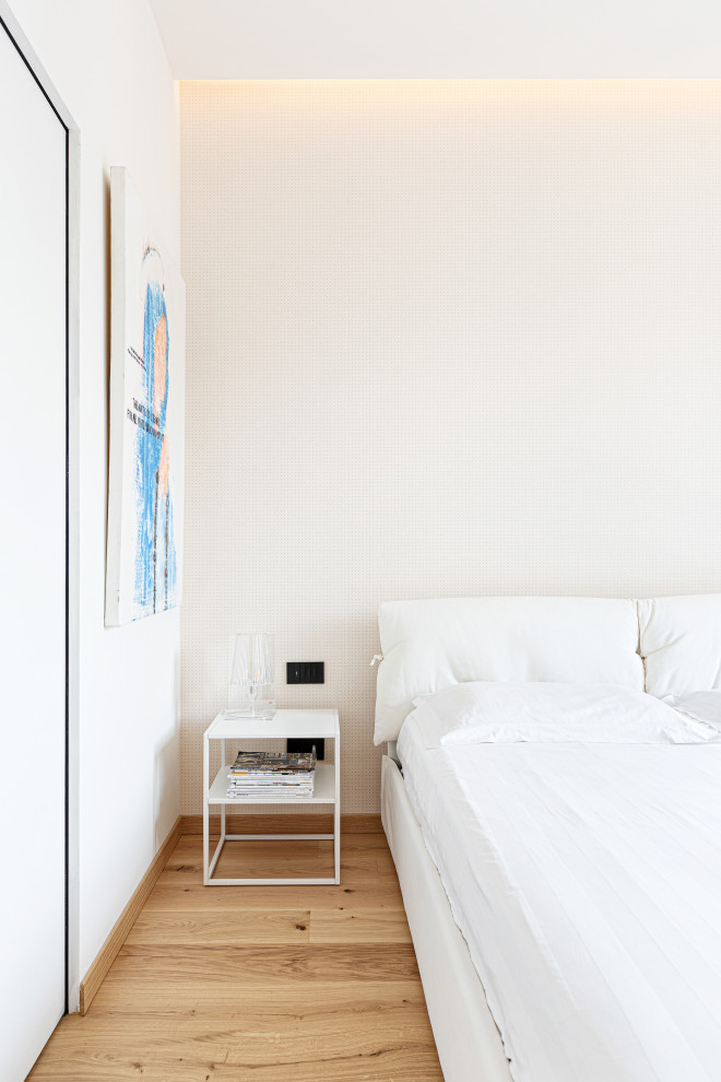 Cette photo montre une chambre parentale scandinave de taille moyenne avec un mur blanc, parquet clair, un plafond décaissé et du papier peint.