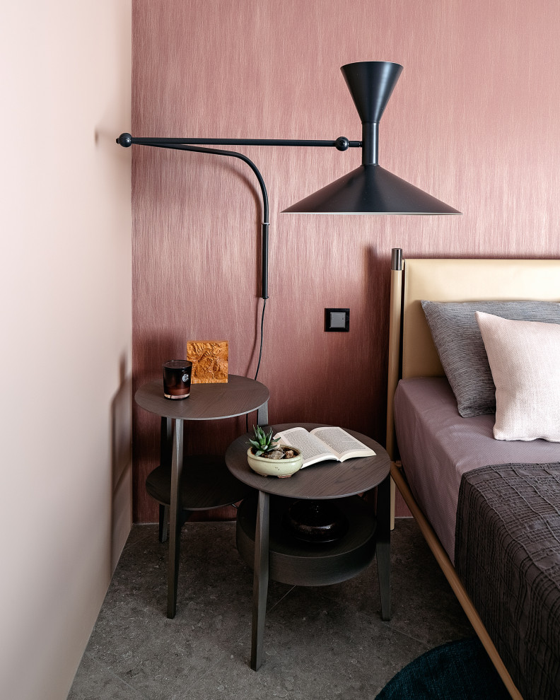 Modelo de dormitorio contemporáneo con paredes rosas y papel pintado