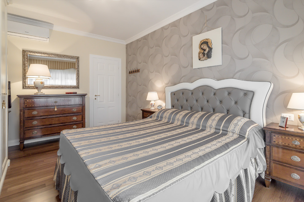 Источник вдохновения для домашнего уюта: хозяйская спальня среднего размера в классическом стиле с разноцветными стенами и паркетным полом среднего тона