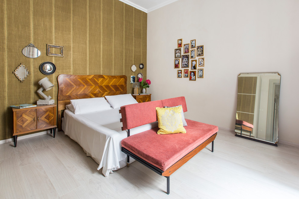 Идея дизайна: большая хозяйская спальня в стиле ретро с коричневыми стенами и светлым паркетным полом