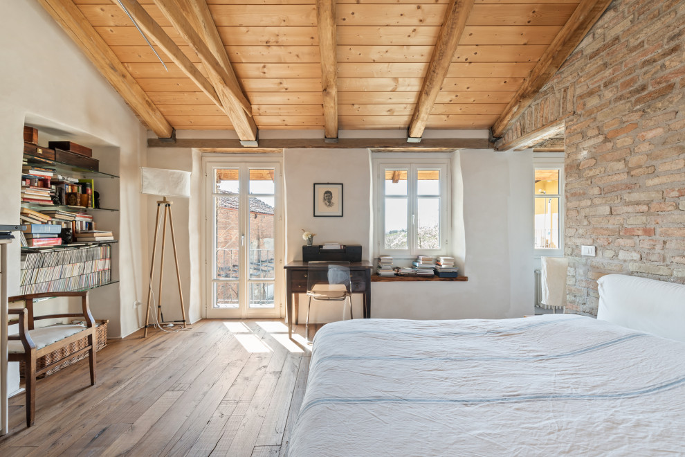 Ispirazione per una camera matrimoniale rustica con pavimento in legno massello medio