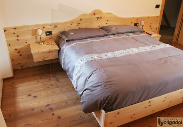 Camera da letto in legno di Cirmolo - Rustico - Altro - di Arredamenti  Brigadoi | Houzz