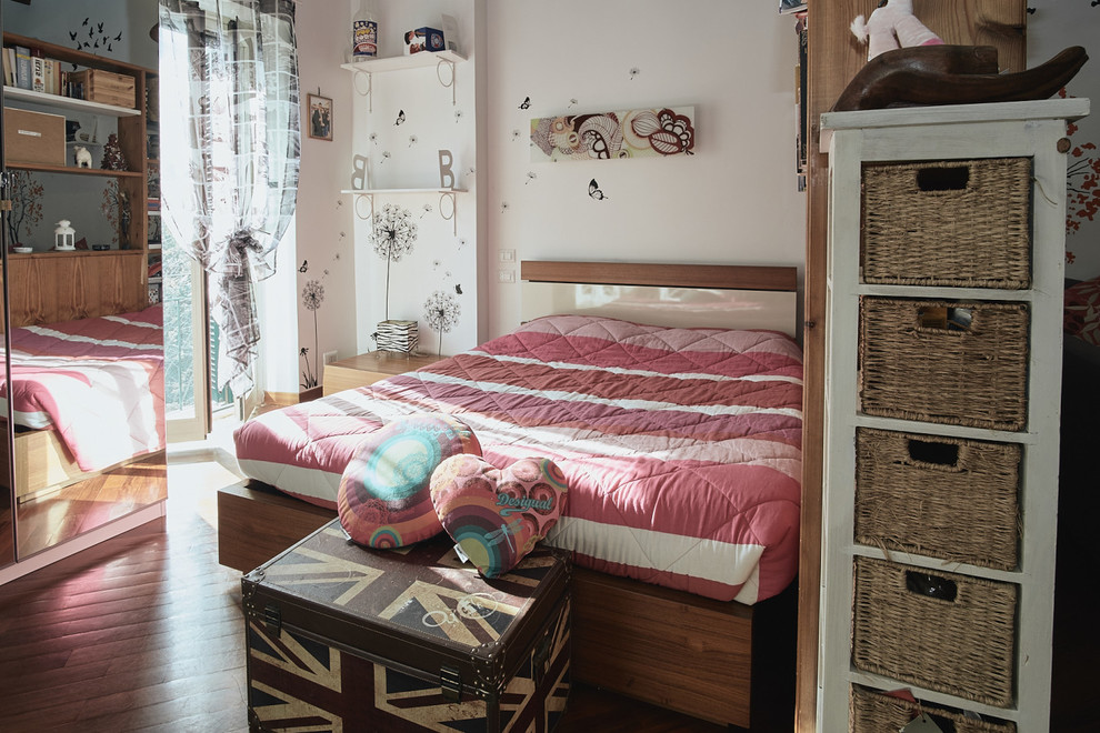 Ispirazione per una camera da letto minimal di medie dimensioni con pareti bianche e pavimento in legno massello medio