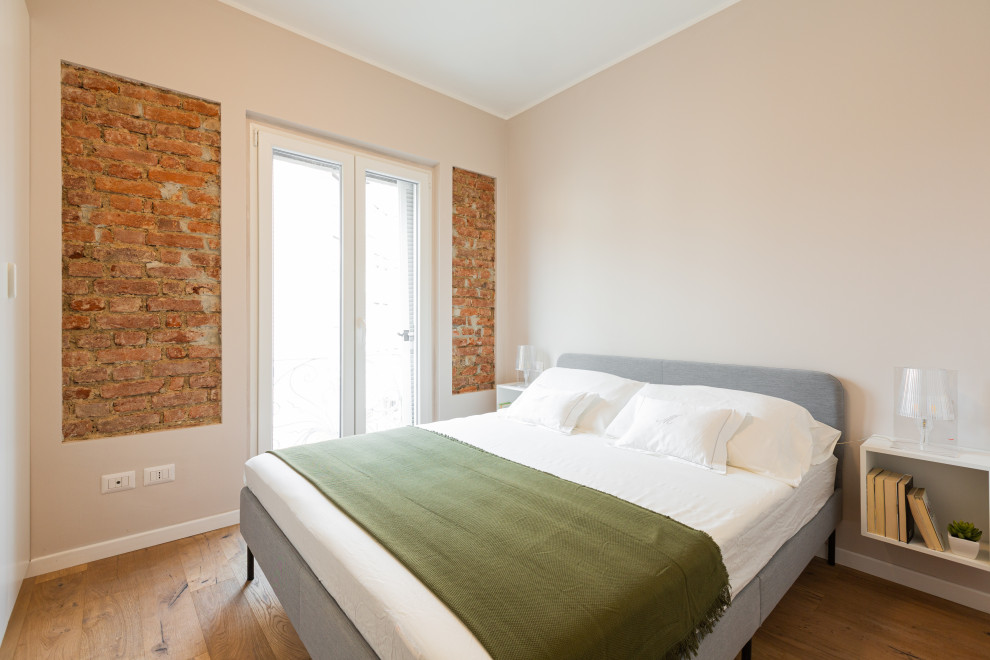 Inspiration pour une petite chambre parentale nordique avec un mur beige, parquet clair et aucune cheminée.