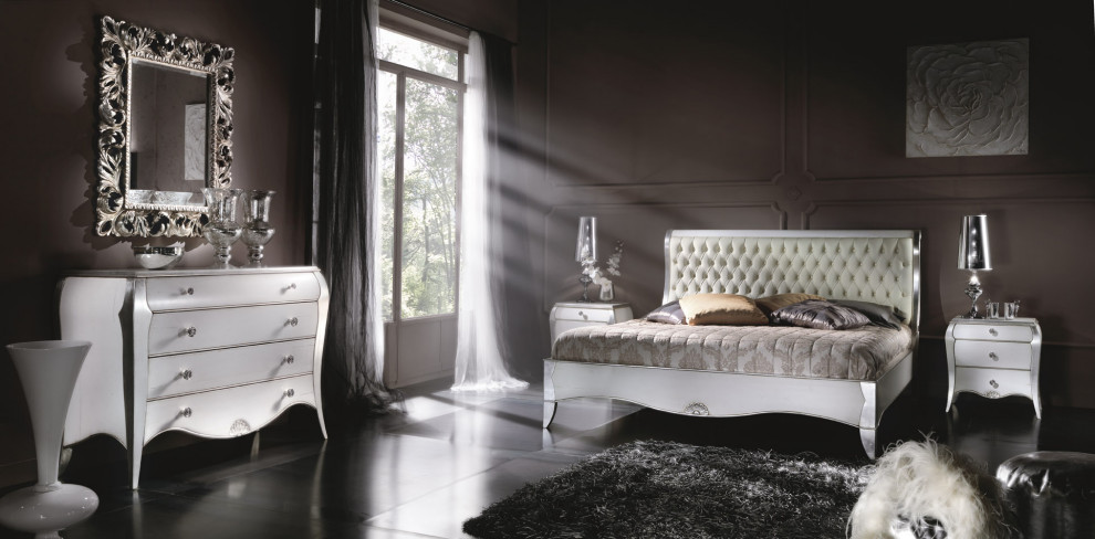 Inspiration for a classic bedroom in Bari.