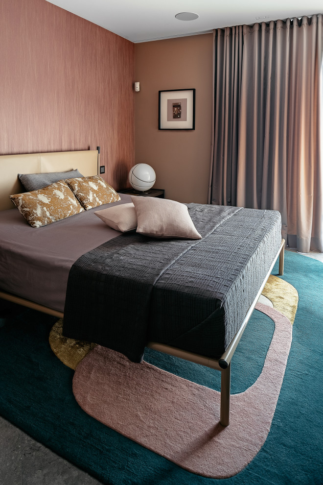 Modernes Hauptschlafzimmer mit rosa Wandfarbe und Tapetenwänden in Sonstige