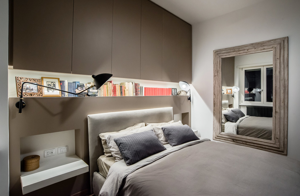 Kleines Modernes Hauptschlafzimmer mit beiger Wandfarbe und hellem Holzboden in Rom