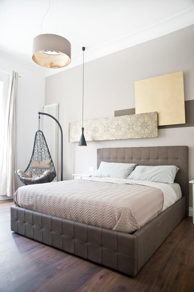 Foto di una camera da letto classica con pareti beige, parquet scuro e pavimento marrone