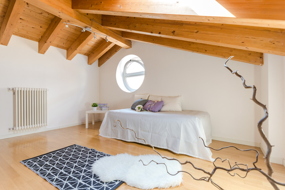 Imagen de habitación de invitados de estilo de casa de campo grande con paredes blancas, suelo de madera en tonos medios y suelo beige