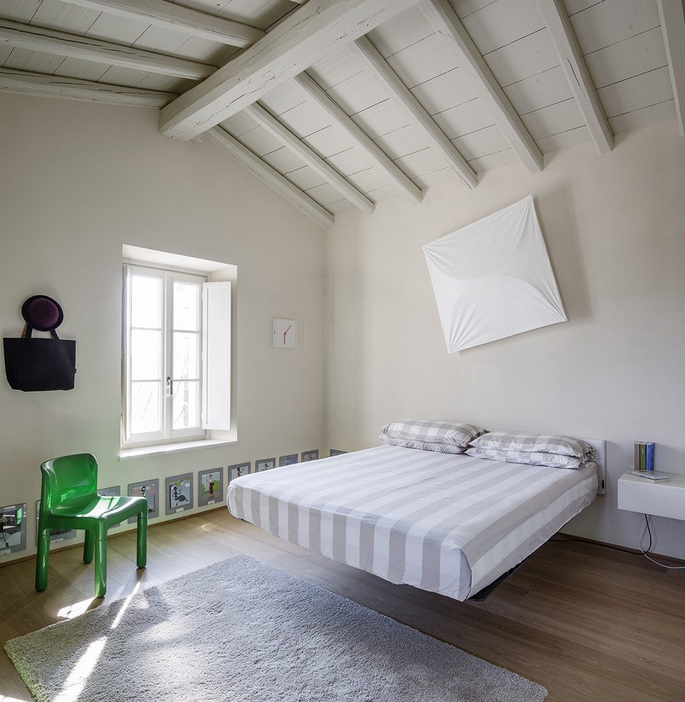 Idée de décoration pour une chambre parentale design de taille moyenne avec parquet clair, aucune cheminée et un mur blanc.