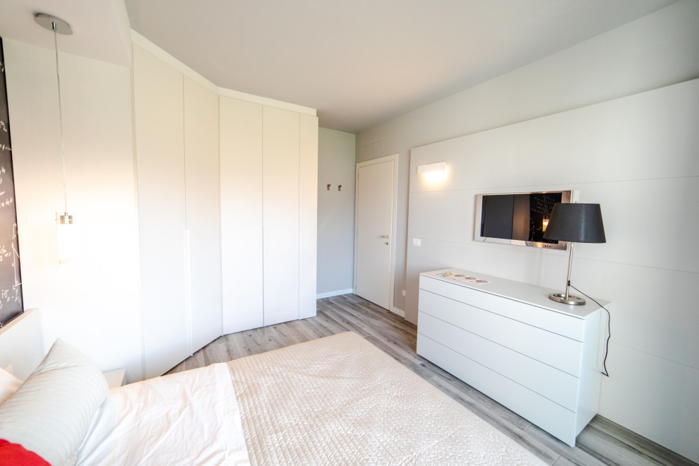 Идея дизайна: хозяйская спальня среднего размера в стиле модернизм с серыми стенами, полом из керамогранита и серым полом