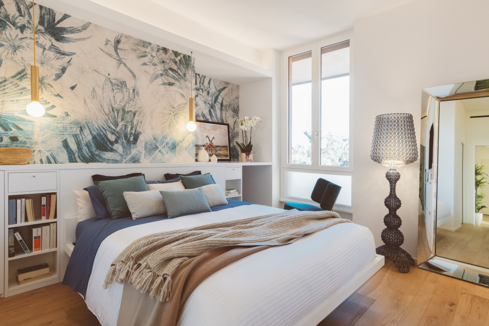 Modernes Schlafzimmer mit weißer Wandfarbe, braunem Holzboden, braunem Boden und Tapetenwänden in Mailand