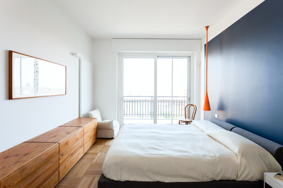 Bedroom - contemporary bedroom idea in Turin