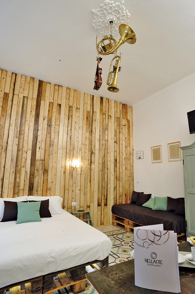 Modelo de dormitorio tipo loft campestre grande con paredes blancas y suelo de baldosas de cerámica