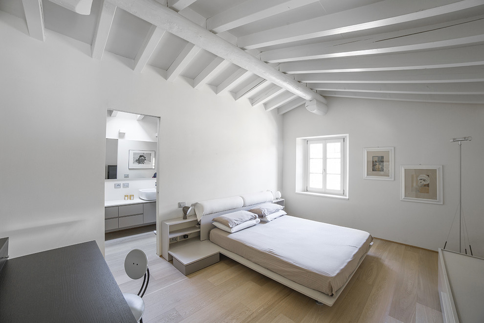 На фото: большая хозяйская спальня в современном стиле с белыми стенами и светлым паркетным полом без камина с