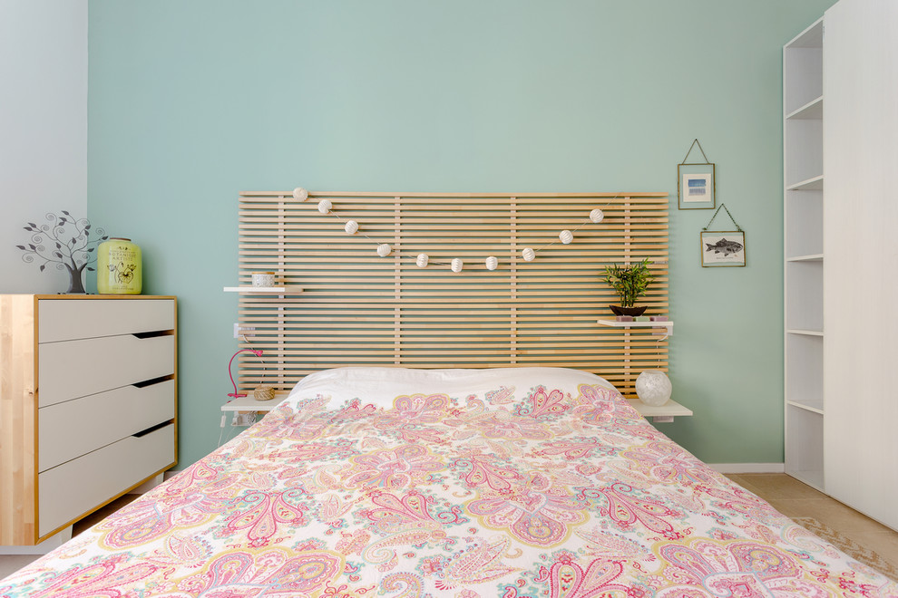 Idéer för maritima sovrum, med gröna väggar och ljust trägolv
