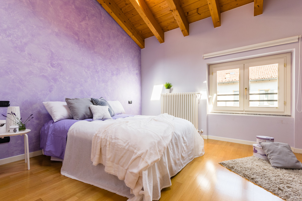 Idées déco pour une chambre parentale campagne de taille moyenne avec un mur violet et un sol en bois brun.
