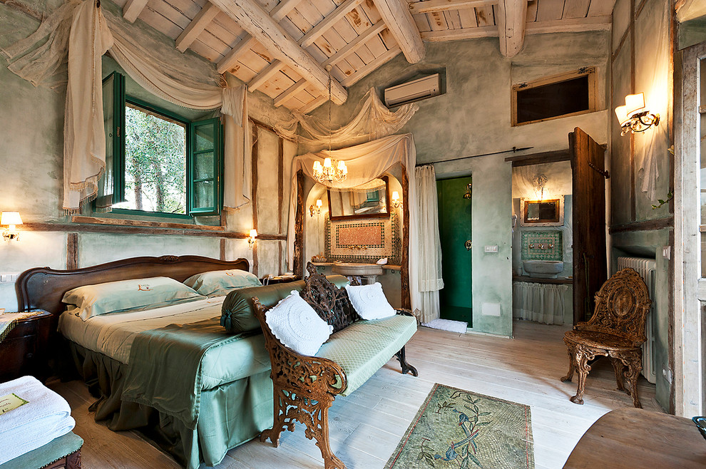 Foto de dormitorio principal rural con paredes grises y suelo de madera clara