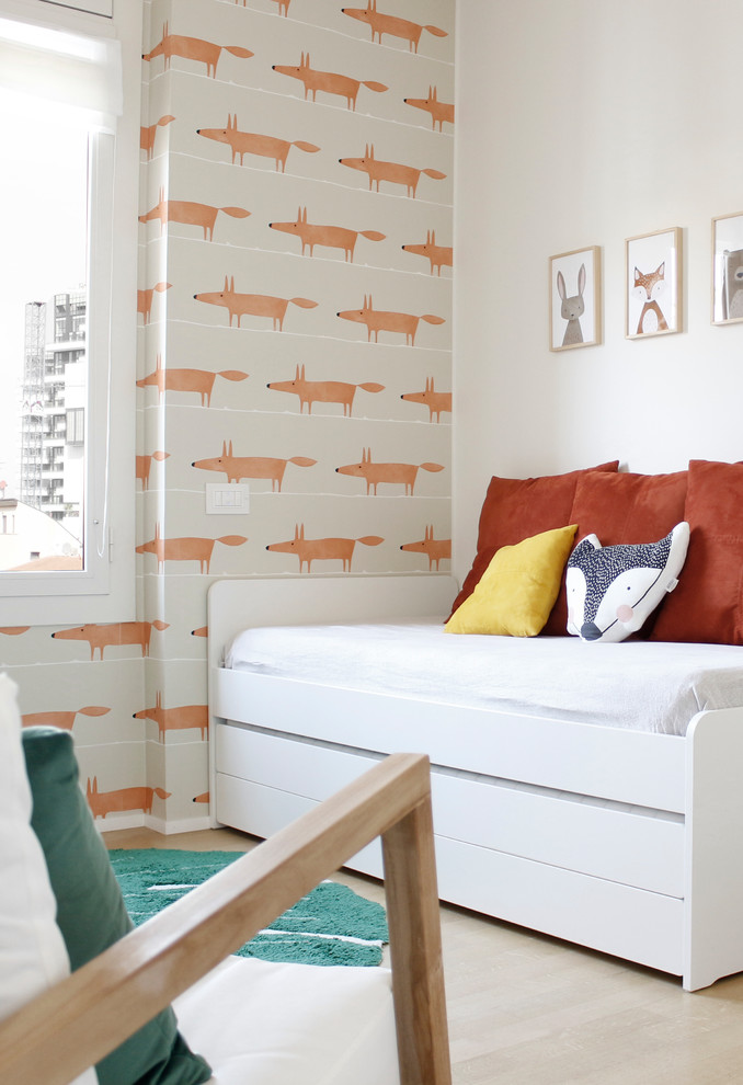 Idee per una camera da letto tropicale di medie dimensioni con pareti bianche e pavimento in legno massello medio