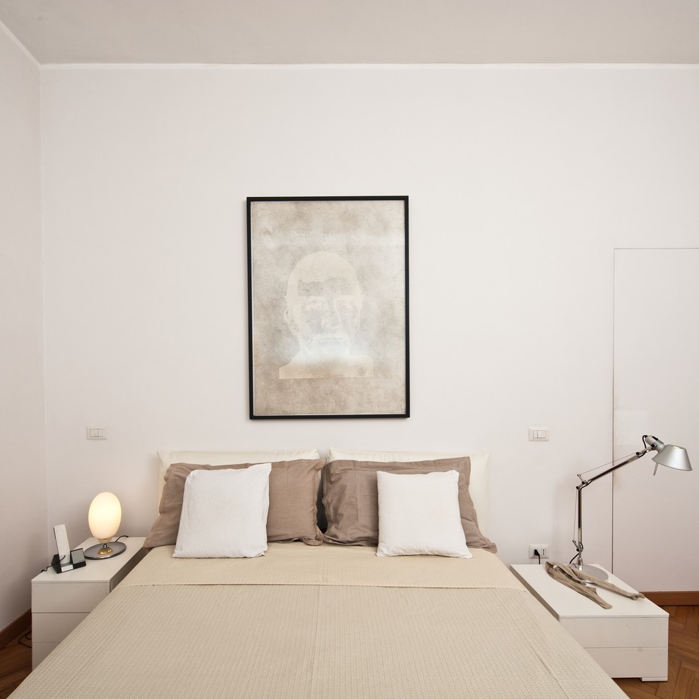 Exempel på ett modernt sovrum, med vita väggar och ljust trägolv