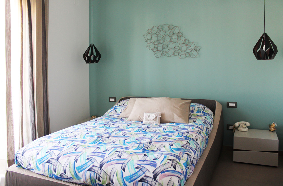 Modelo de dormitorio principal contemporáneo pequeño con paredes verdes y suelo de baldosas de porcelana