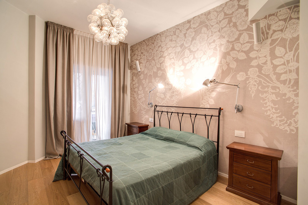 ローマにあるエクレクティックスタイルのおしゃれな寝室のレイアウト
