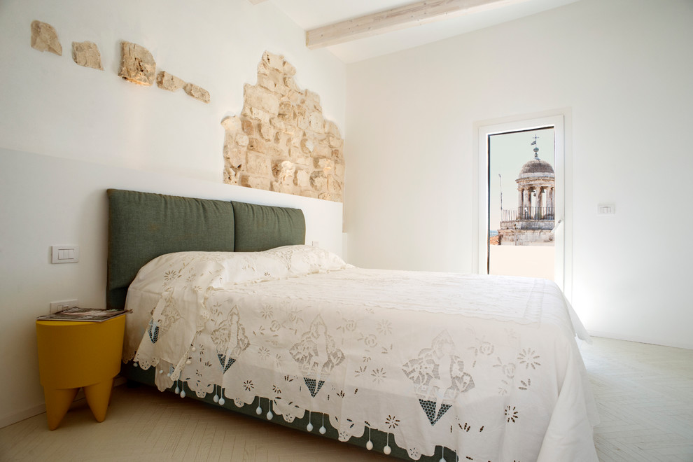На фото: маленькая хозяйская спальня в современном стиле с белыми стенами, деревянным полом и белым полом для на участке и в саду