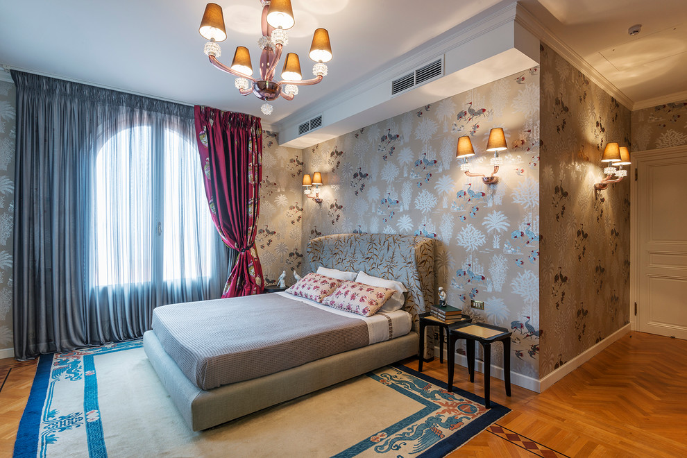 Mittelgroßes Maritimes Hauptschlafzimmer mit grauer Wandfarbe und braunem Holzboden in Mailand