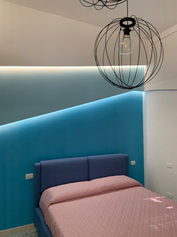 Ispirazione per una piccola camera matrimoniale moderna con pareti blu, pavimento in gres porcellanato e pavimento turchese