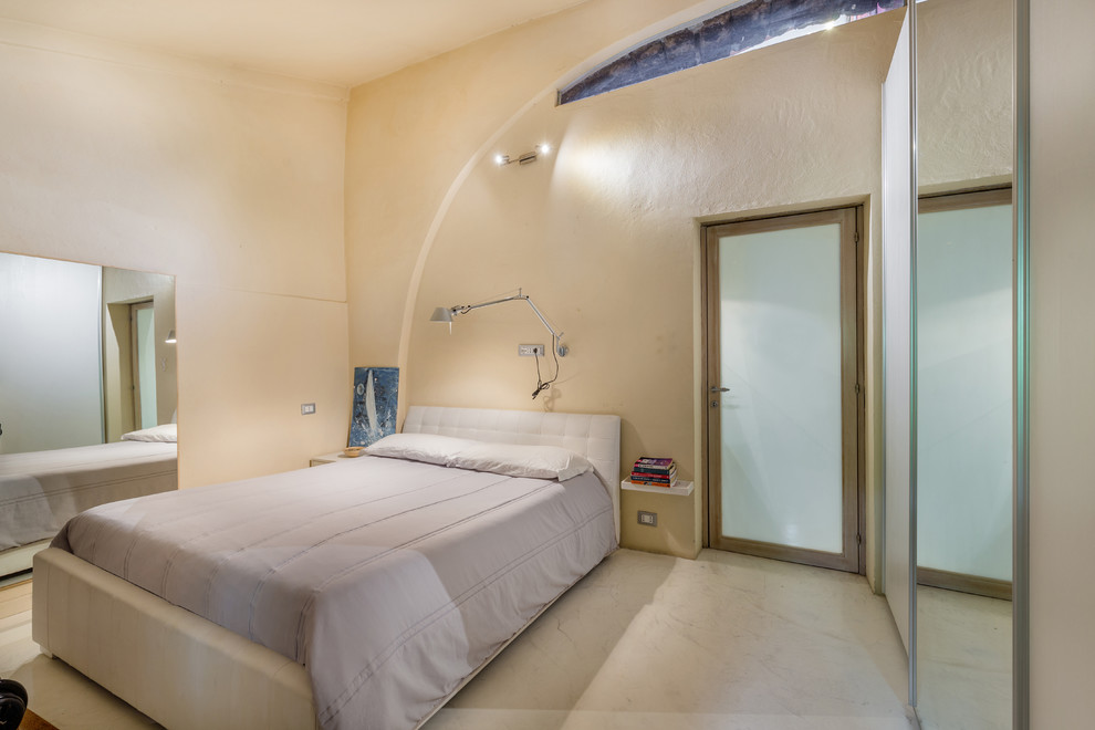 Imagen de dormitorio principal contemporáneo con paredes beige