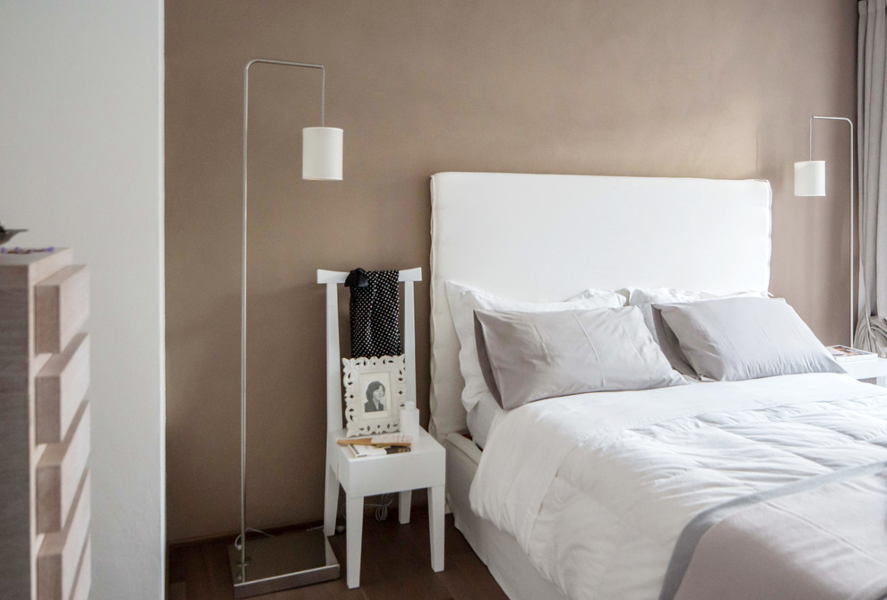 Diseño de dormitorio principal romántico de tamaño medio con paredes multicolor y suelo de madera en tonos medios