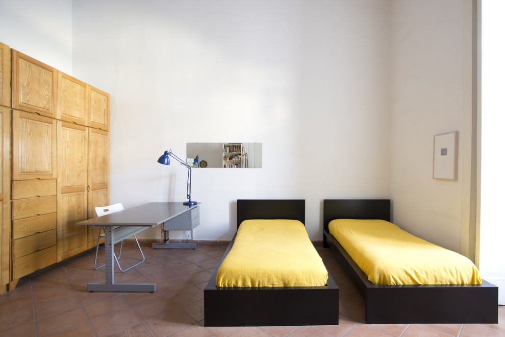 Immagine di una camera degli ospiti contemporanea con pareti bianche e pavimento in terracotta